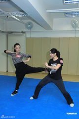 高清图：杨盼盼刘璇彩排功夫表演 下一字马表情轻松