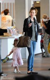 高清组图：妮可-基德曼全家返澳 全家三口秀幸福