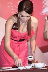 高清组图：许玮宁亲自下厨 爱心巧克力送阮经天