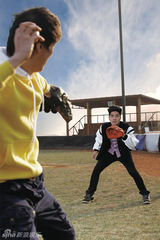 组图：袁成杰变身棒球选手 型男约会要“全垒打”