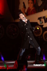 组图：五月天张惠妹等接力开唱 领众人跨越2011年