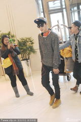 组图：张亮亲切打招呼 助理身后黑面指粉丝