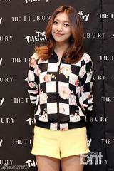 组图：f(x)宋茜Luna绚丽出席某品牌开业典礼