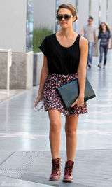 组图：杰西卡-阿尔芭街拍短裙秀美腿