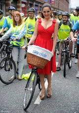 组图：凯莉-布鲁克低胸红裙现身秀丰胸