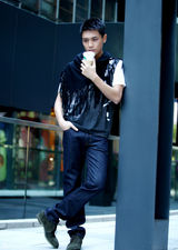 组图：霍政谚时尚出街打造夏日潮男