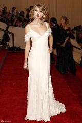 高清组图：纽约大都会庆典 斯威夫特白裙圣洁
