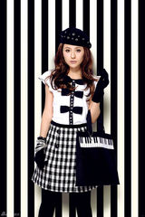 幻灯图集：热依扎新年芭比装亮相 黑白格调优雅俏丽