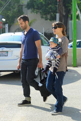 高清组图：娜塔丽-波特曼一家三口外出儿子可爱