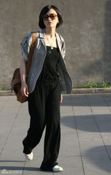 组图：刘孜产后母亲节复出 薄施脂粉露姣好身材