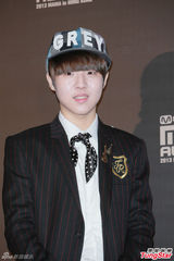 高清图：GD条纹装出席mama记者会 EXO正装帅气