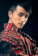 组图：许诺推古装造型写真英武帅气