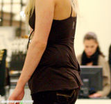 组图：帕丽斯-希尔顿素颜逛街 身材臃肿露游泳圈