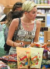 组图：麦莉-赛勒斯美元加身逛超市身材窈窕