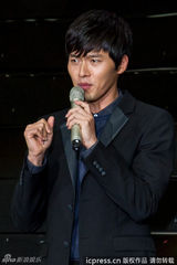 高清组图：玄彬上海开唱 与粉丝合影自拍乐陶陶