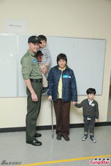 组图：何超仪演监犯 与王浩信做苦情鸳鸯