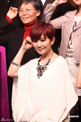 组图：梁静茹出席活动秀美腿 透露结婚周年礼物