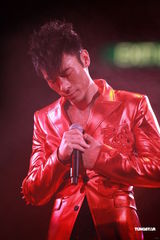 高清组图：许志安香港性感开唱 郑秀文现身不许求婚