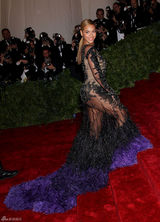 高清组图：碧昂斯黑色透视鱼尾裙亮相时装庆典