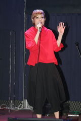 组图：容祖儿睽违11年台北开唱 一身大红烧乌龟