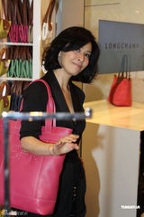 高清组图：刘嘉玲捞金秀金戒指 笑称梁朝伟表扬自己