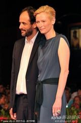 《黑色维纳斯》首映   奥斯卡女配角蒂尔达优雅捧场