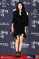 组图：李秉宪韩孝珠等亮相《光海》红毯秀