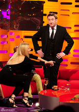 组图：格温妮丝突袭男主持 双手扶鸟表情逗趣