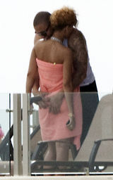 幻灯图集：蕾哈娜与棒球手新欢勾脖露天调情