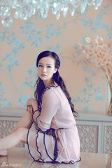 组图：唐于鸿春日写真温情洋溢 享受最好的时光