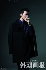 组图：冯绍峰锐意写真 厚积薄发显山露水