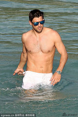 奥利维亚携未婚夫沙滩湿身肉搏 野性陶醉忘我