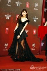 组图：翁虹娇俏黄裙秀香肩 张智霖帅气亮相