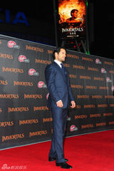 组图：《惊天战神》首映女星比美 米基洛克笑搂超模