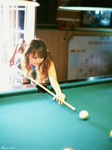 组图：佐佐木希玩变装秀 穿旗袍抱熊猫