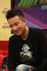 组图：文章携《小爸爸》剧组做客新浪