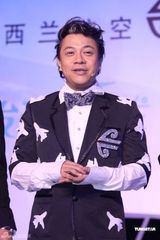 组图：蔡康永衣服贴满飞机亮相 台上耍宝又唱又跳