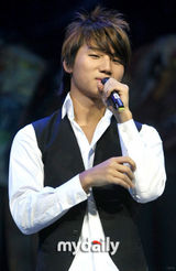 组图：金泰熙为棒球比赛开球 英姿飒爽有模有样