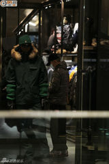 组图：梁朝伟独自逛街帮刘嘉玲买内衣裤