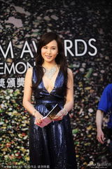 组图：杨峥蓝裙亮相金像红毯 身材有料吸睛