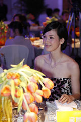 组图：童蕾盛装亮相时尚活动 知性优雅显名媛气质