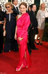 高清图：朱莉安-摩尔桃红色礼服不对称设计引人注目