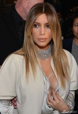 组图：卡戴珊银色深V装露半球 与老公恩爱牵手