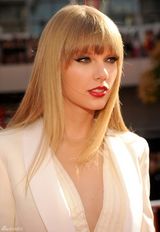 组图：泰勒-斯威夫特白色西装潇洒出镜