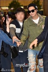 组图：李敏镐现身首尔机场剪烂裤子露膝盖