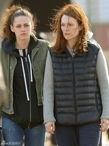 组图：暮光女新片剧照曝光 与朱丽安摩尔饰母女