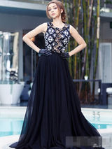 组图：女星萨拉-海蓝德爆乳登杂志 长裙优雅秀曲线