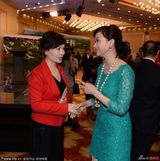 组图：宋祖英李瑞英同做公益 热烈拥抱关系熟络