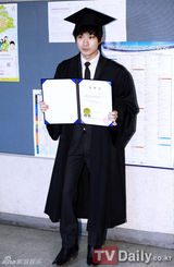 组图：韩星高雅拉柳德焕参加大学毕业典礼