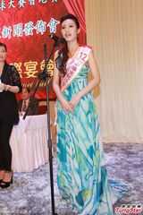 组图：黄夏蕙谷事业线现身 不让年轻佳丽专美